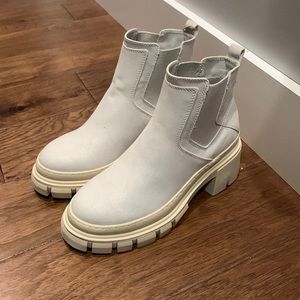 NWT Mia Beige/white boots size 7